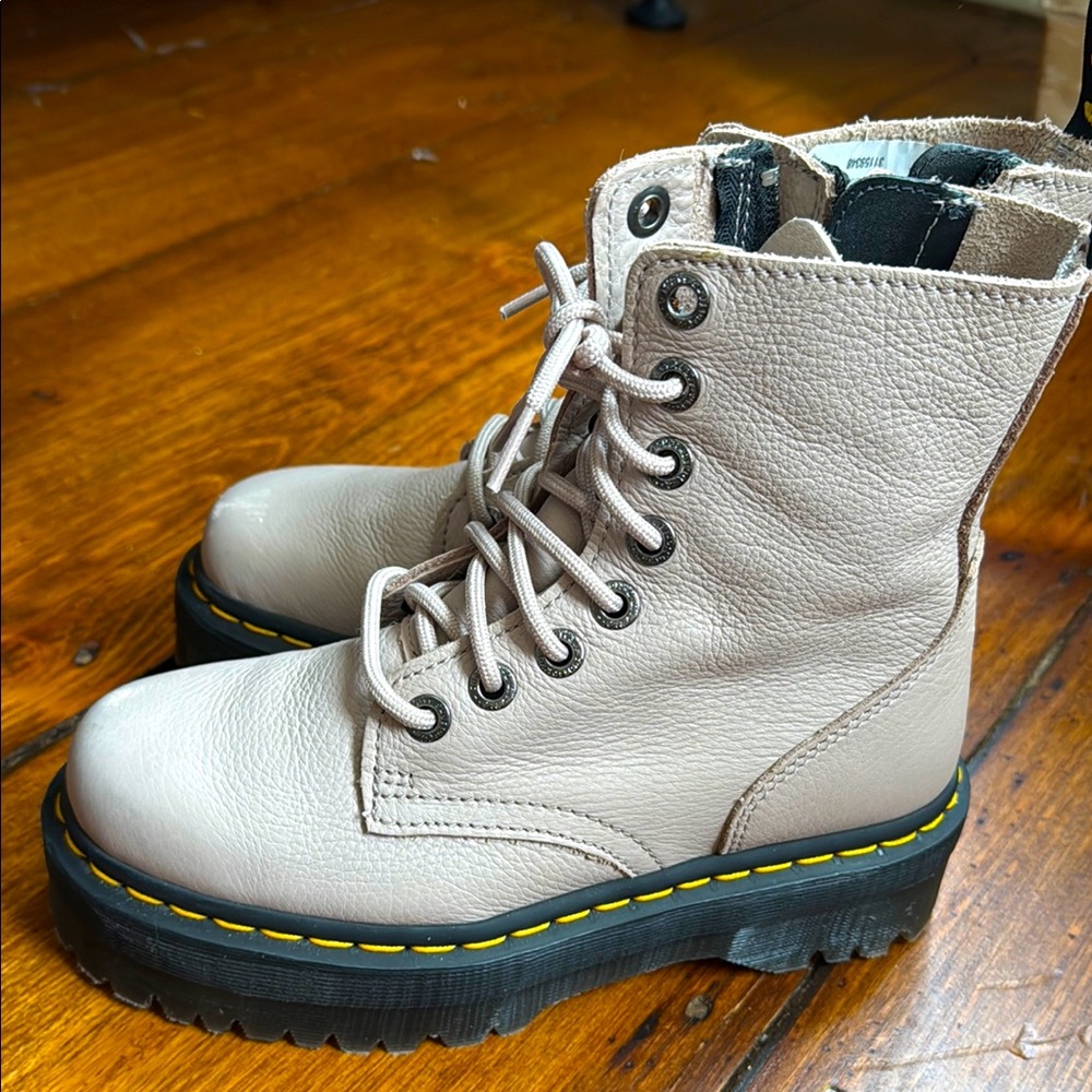 Cream Dr Martens